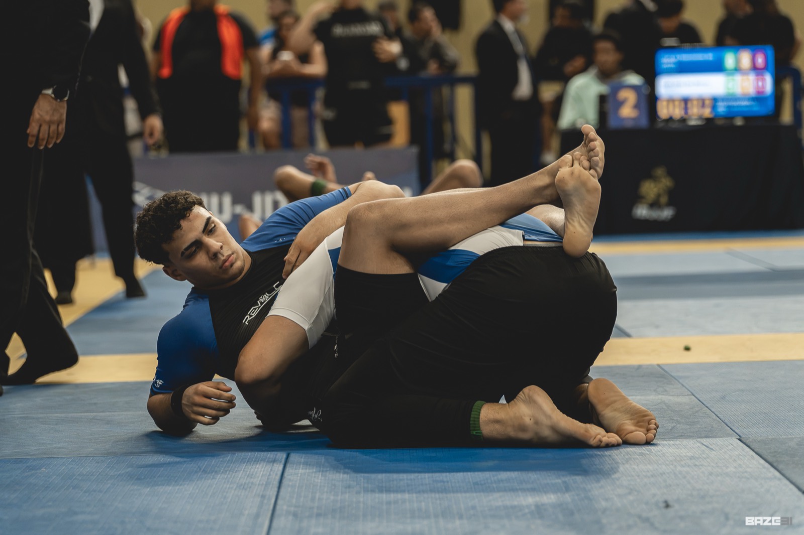 Antonio passando a guarda do adversário em luta sem kimono