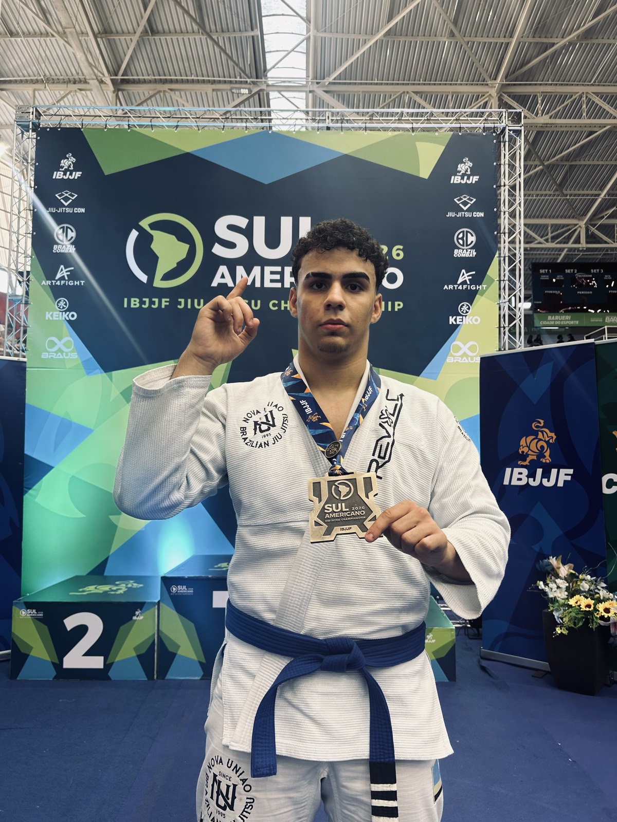 Antonio no pódio do Sul-Americano IBJJF 2026 com a medalha