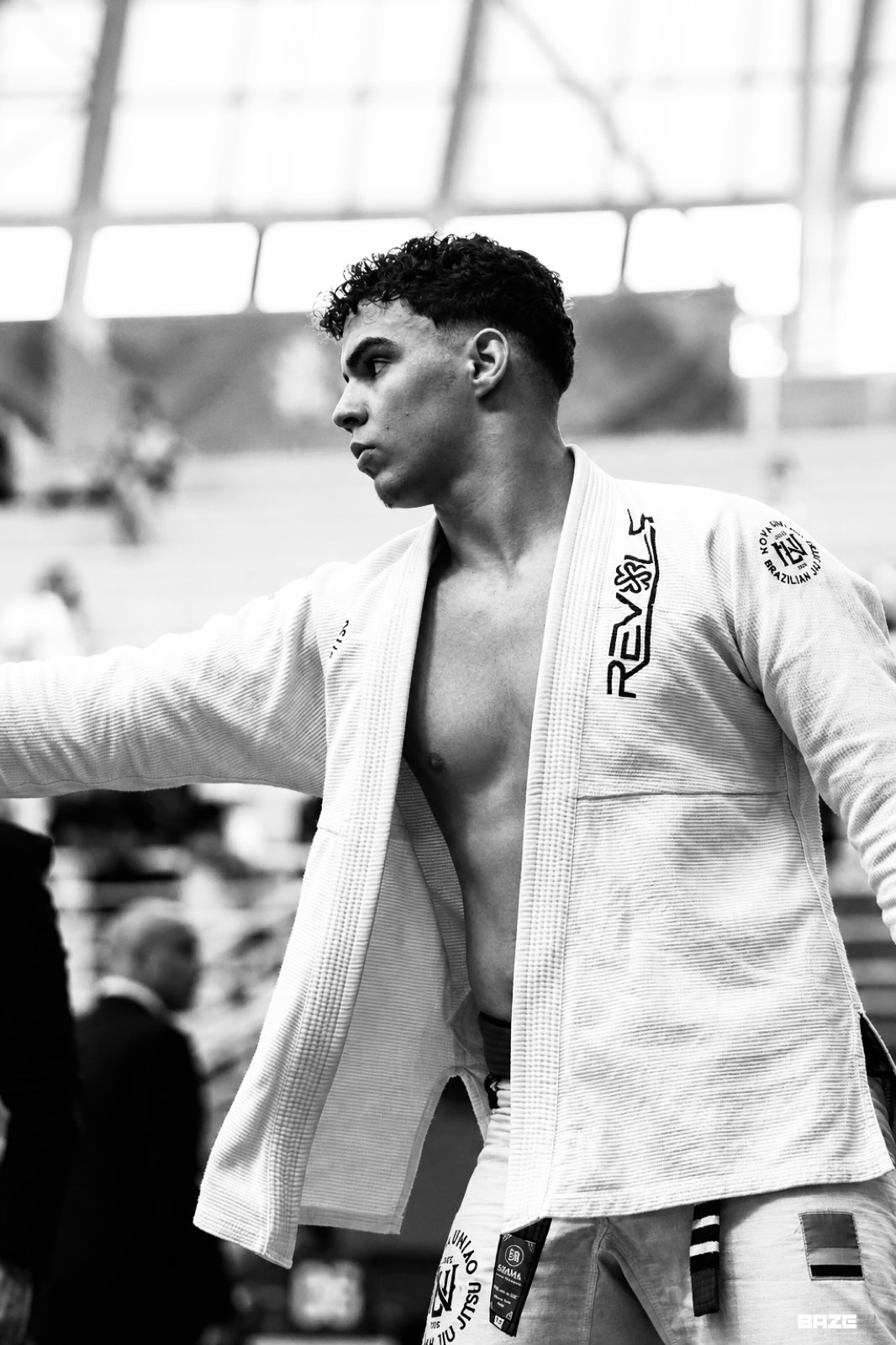 Antonio Neves de kimono branco, olhar concentrado antes da luta